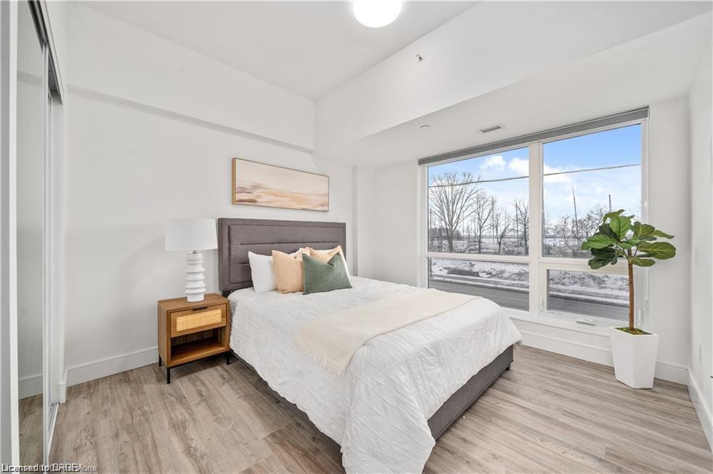 305-2 Dundas Street W Unit: 305