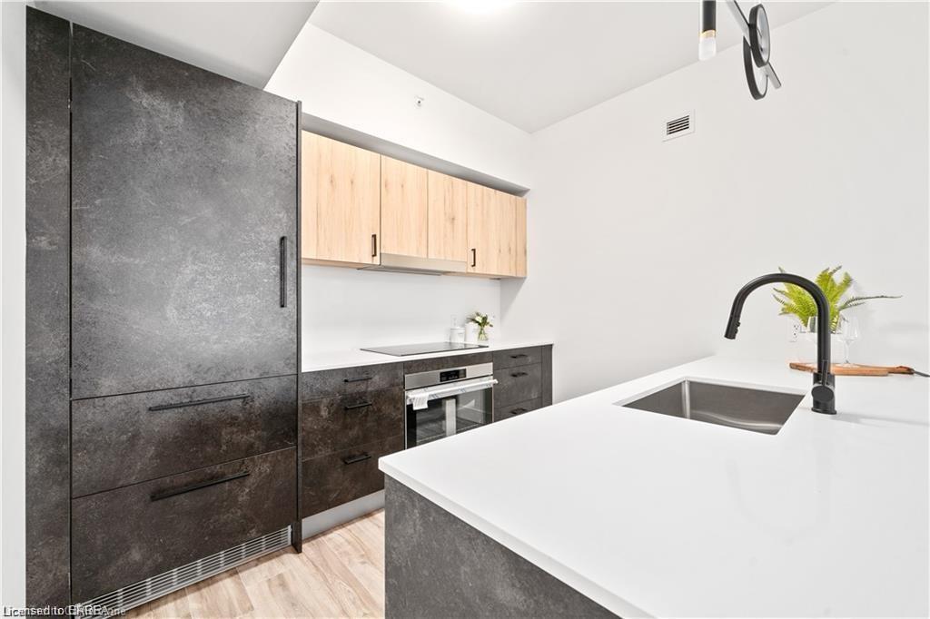 305-2 Dundas Street W Unit: 305