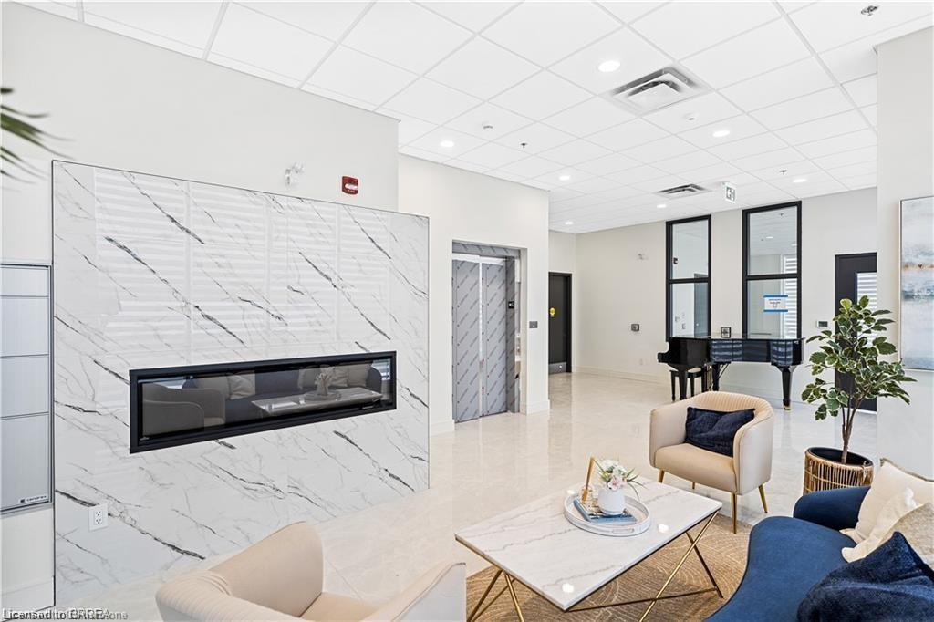 305-2 Dundas Street W Unit: 305