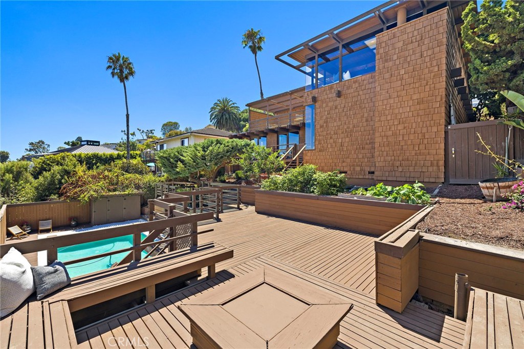 1375 Cerritos