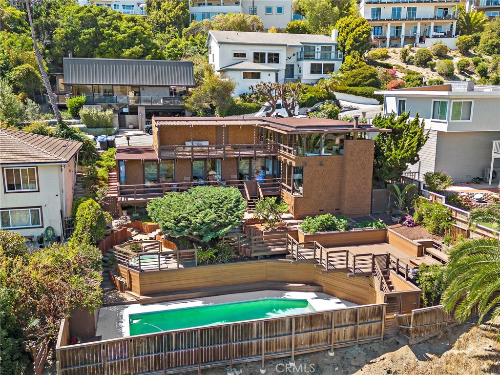 1375 Cerritos