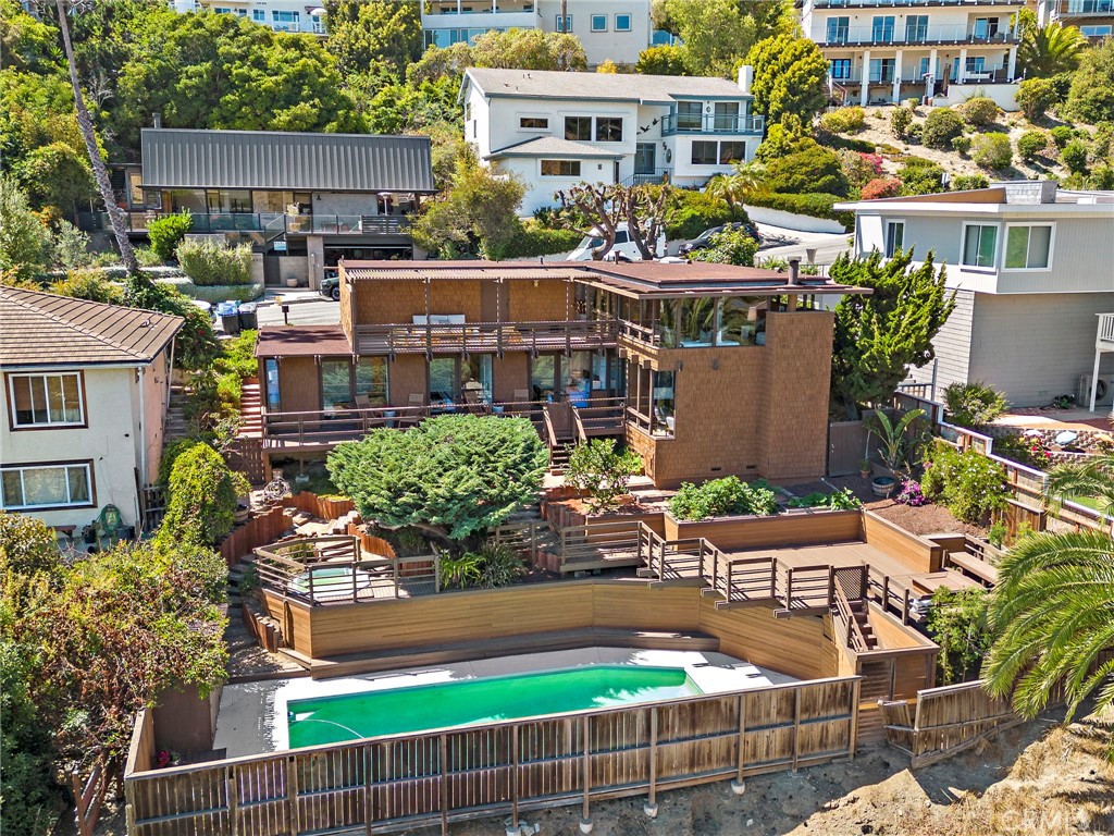 1375 Cerritos