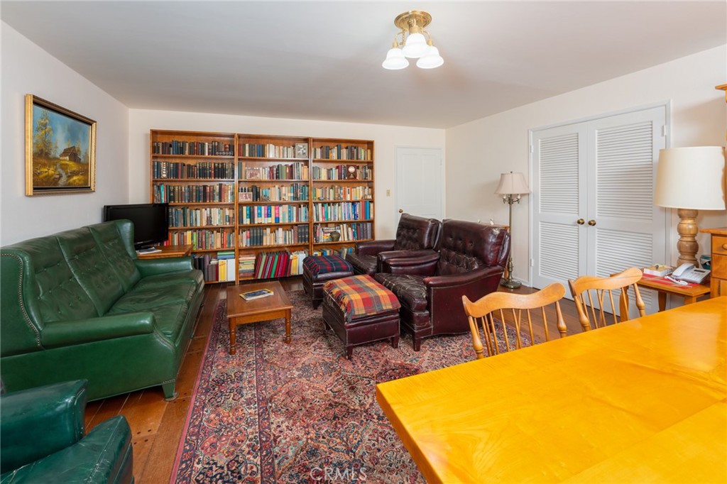 219 W Esplanade