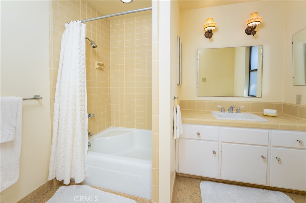219 W Esplanade