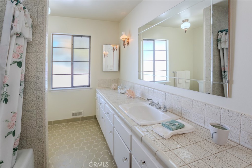 219 W Esplanade