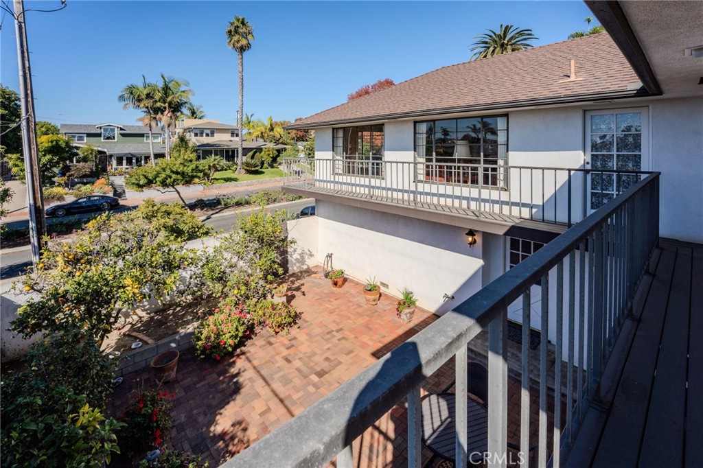 219 W Esplanade