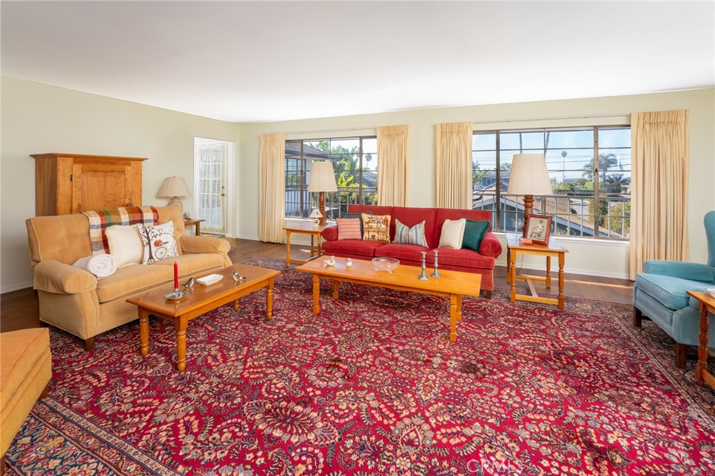 219 W Esplanade