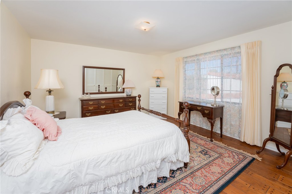 219 W Esplanade