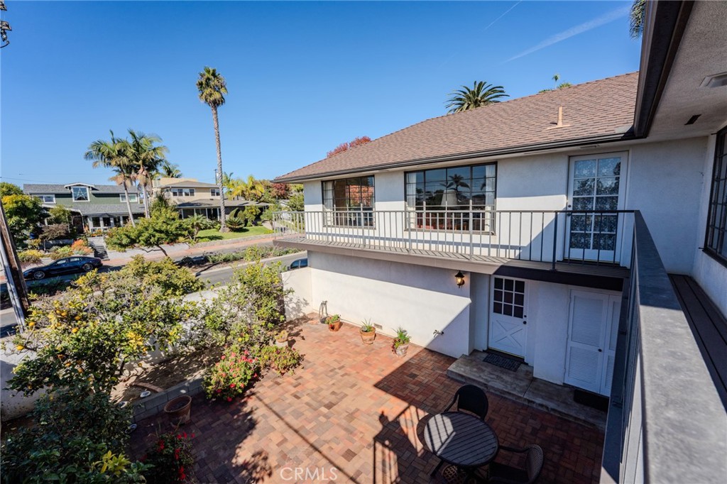 219 W Esplanade