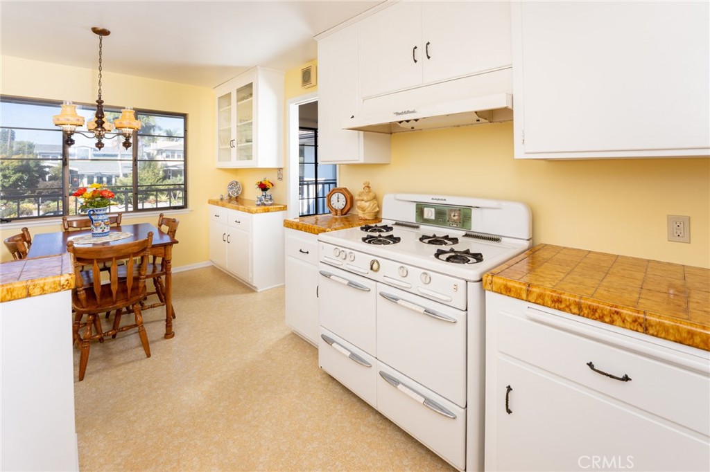 219 W Esplanade