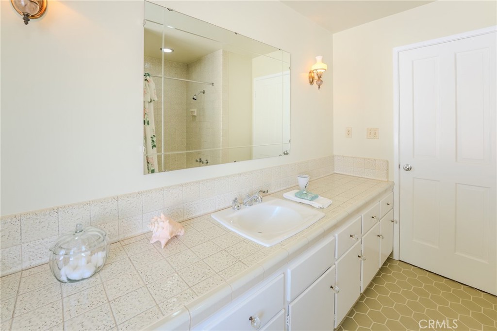 219 W Esplanade