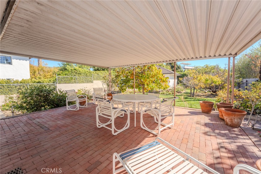 219 W Esplanade