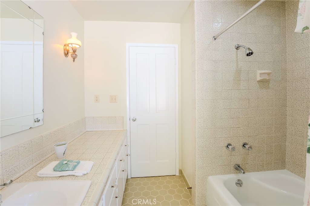 219 W Esplanade