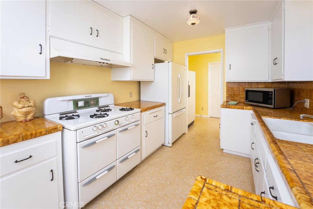 219 W Esplanade