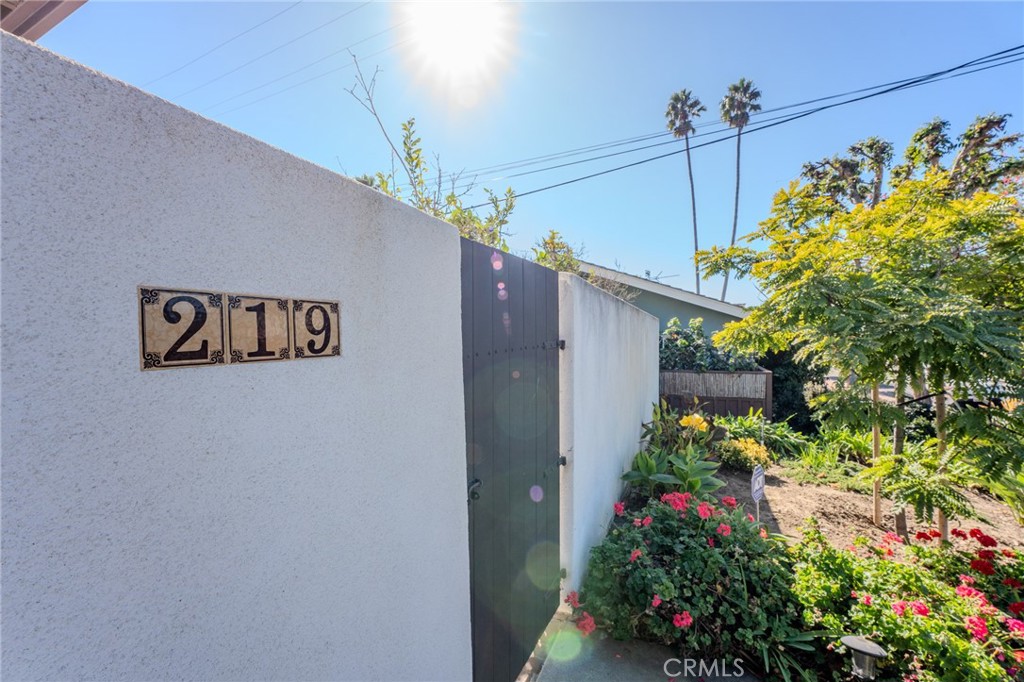 219 W Esplanade