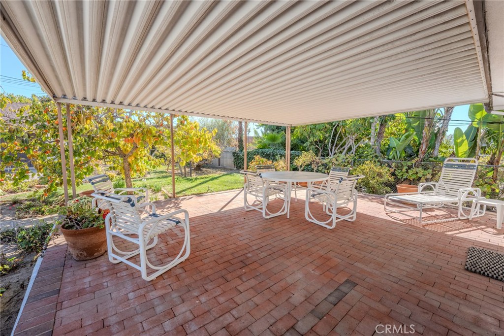 219 W Esplanade