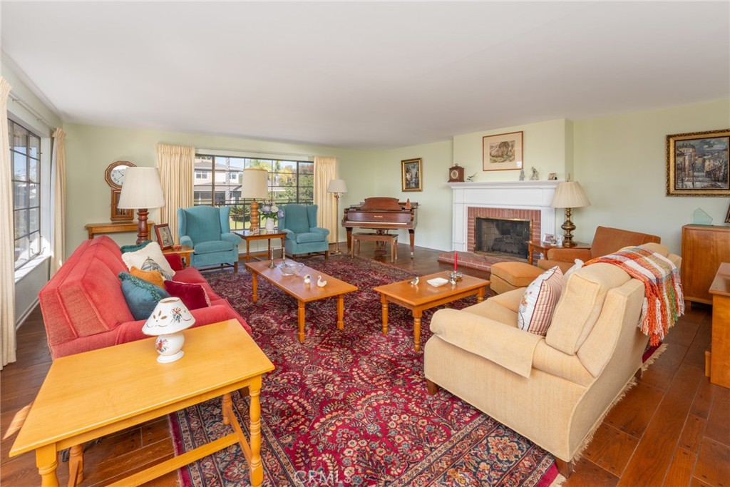 219 W Esplanade
