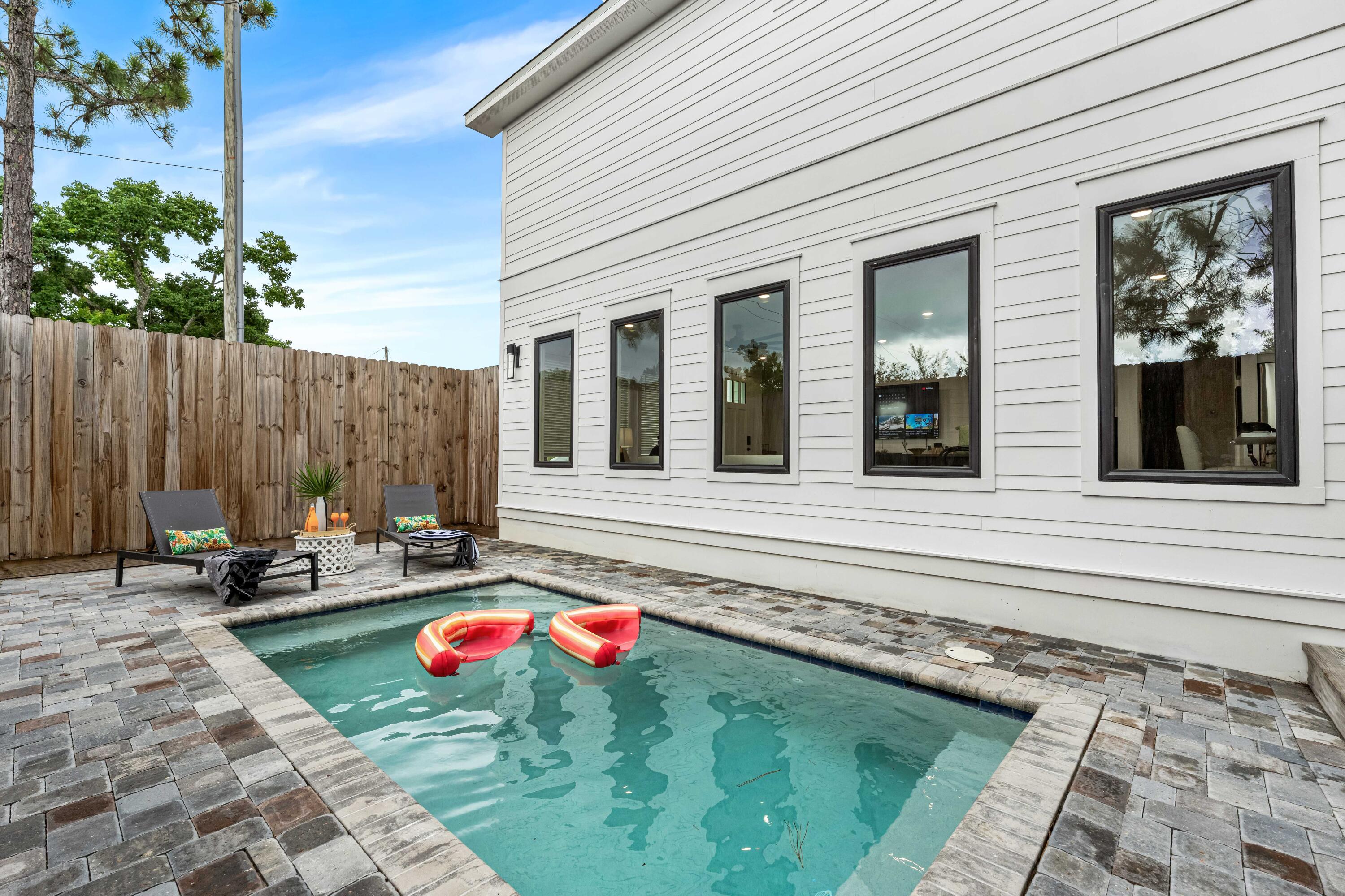 318 El Prado Place