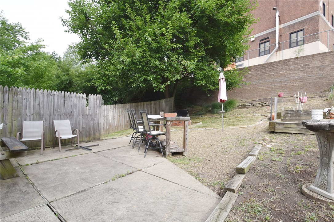 122 Santron Ave