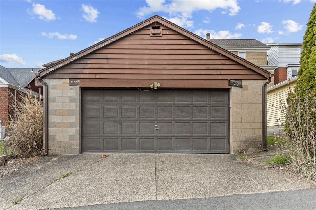 729 Woodbourne Ave