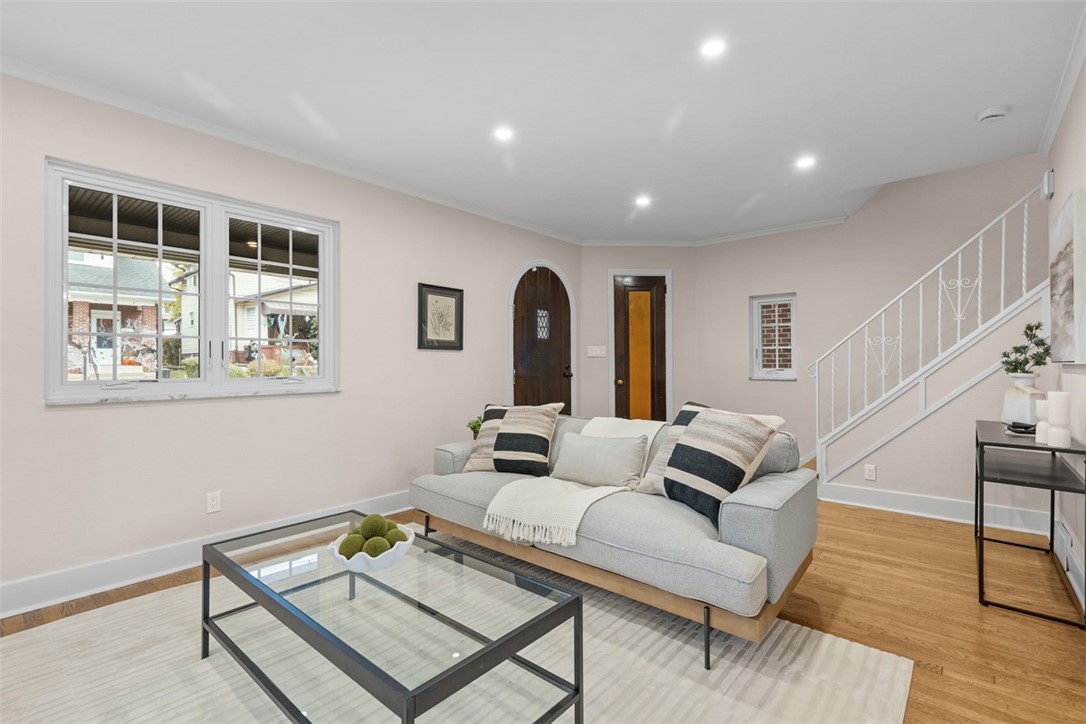 821 Rossmore Ave