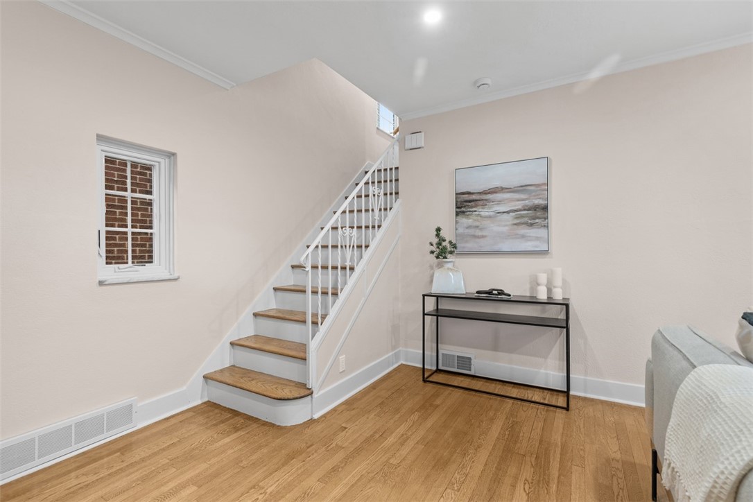 821 Rossmore Ave