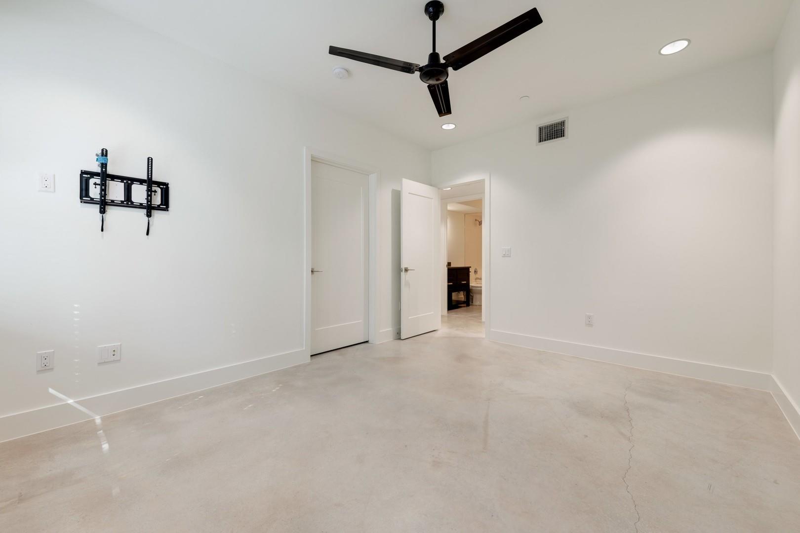 408 W 38 1/2 ST # 1 Unit: 2-1