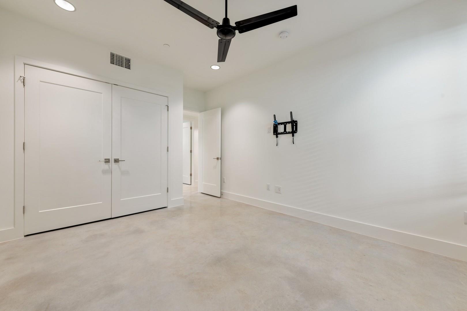 408 W 38 1/2 ST # 1 Unit: 2-1