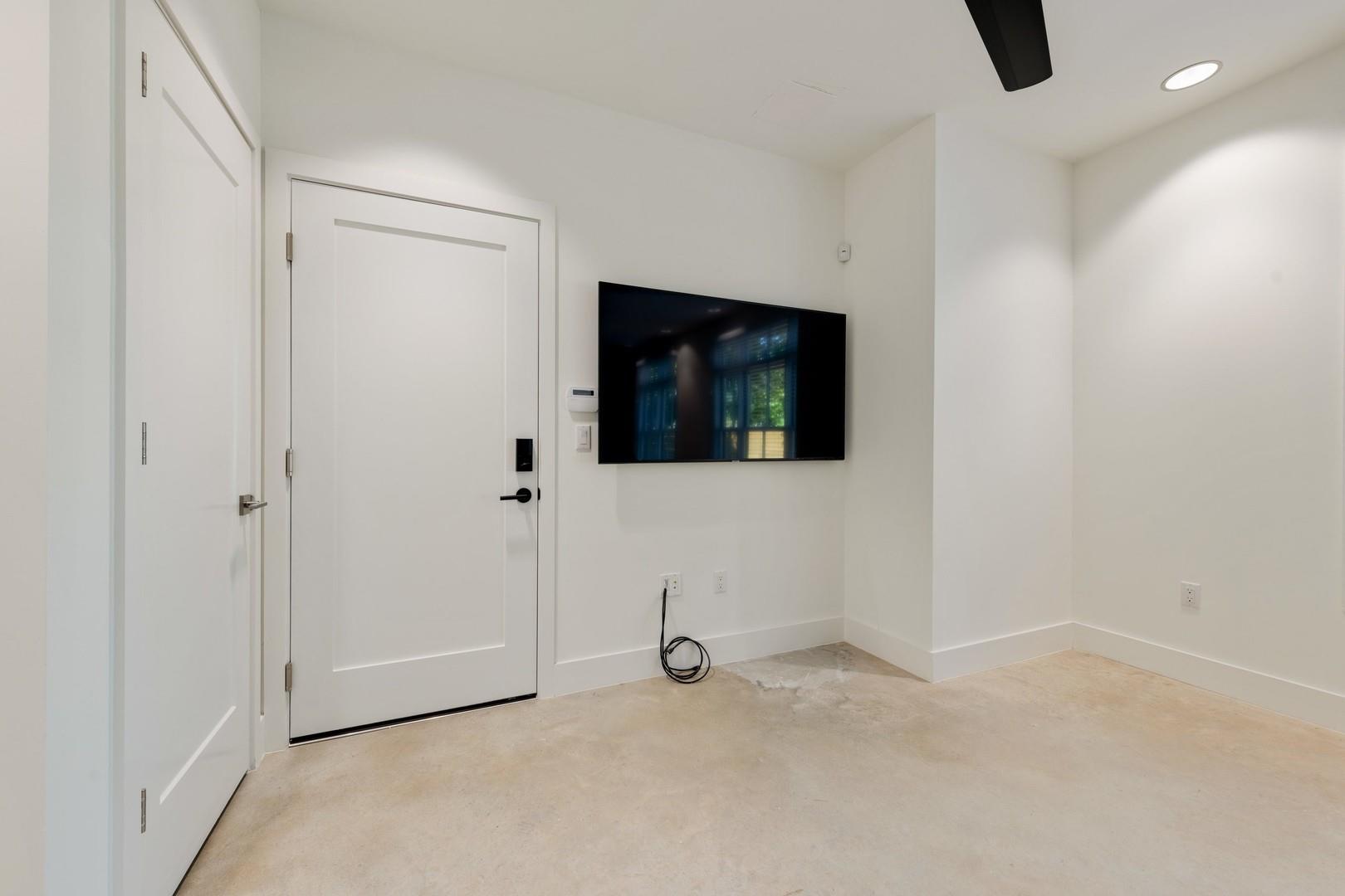 408 W 38 1/2 ST # 1 Unit: 2-1