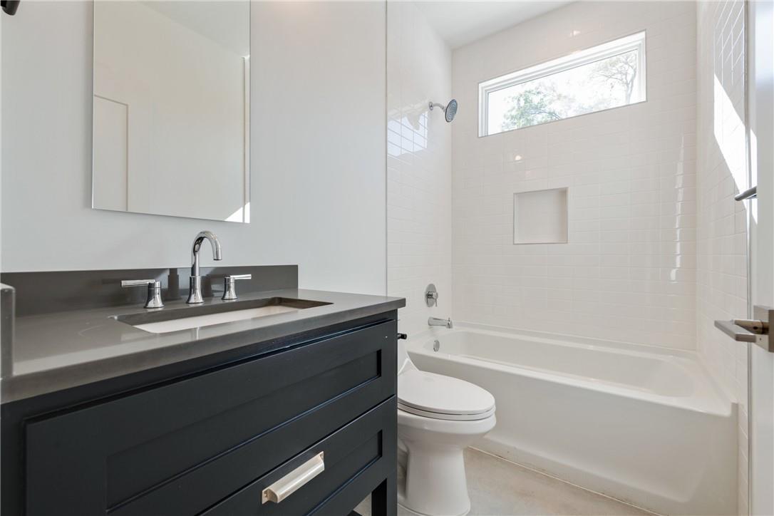 408 W 38 1/2 ST # 1 Unit: 4-1