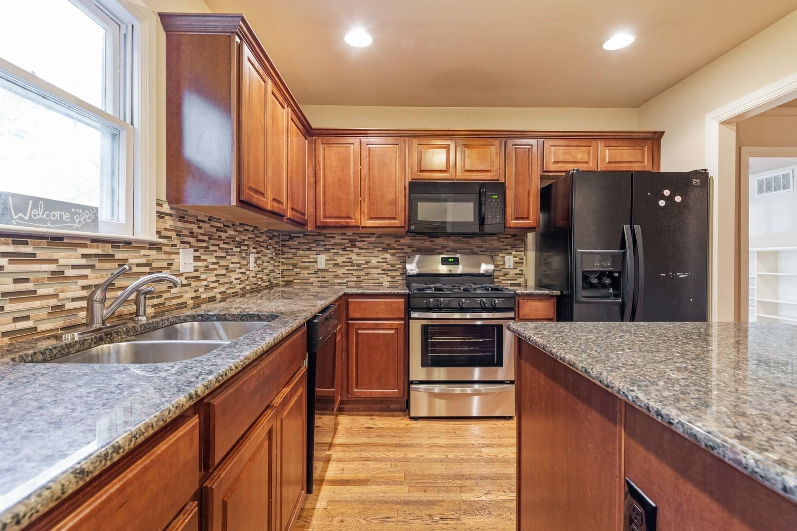 921 E 37 ST Unit: A&B