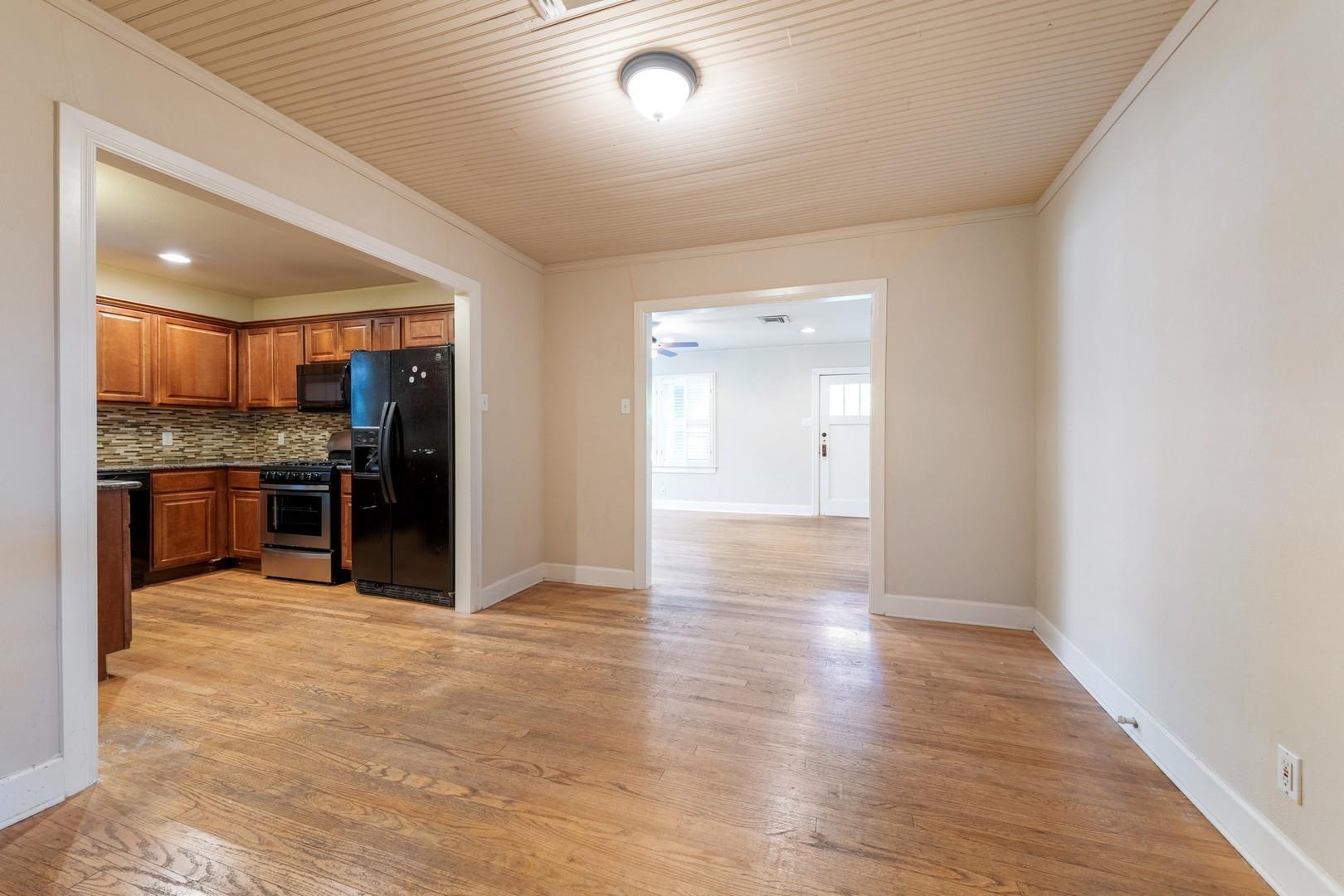 921 E 37 ST Unit: A&B
