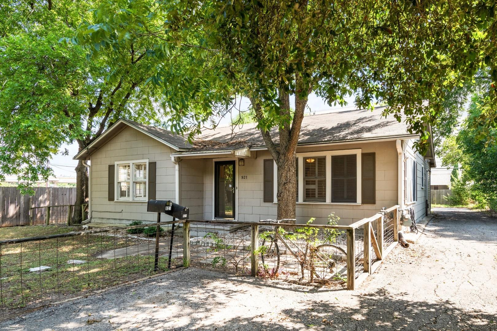 921 E 37 ST Unit: A&B