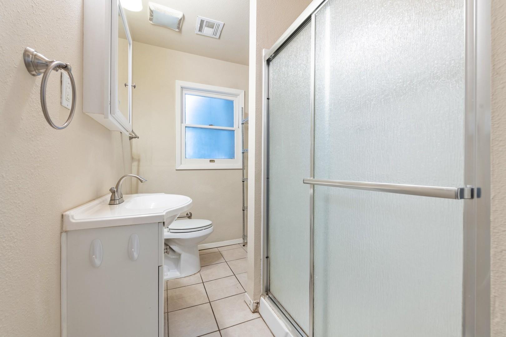 921 E 37 ST Unit: A&B