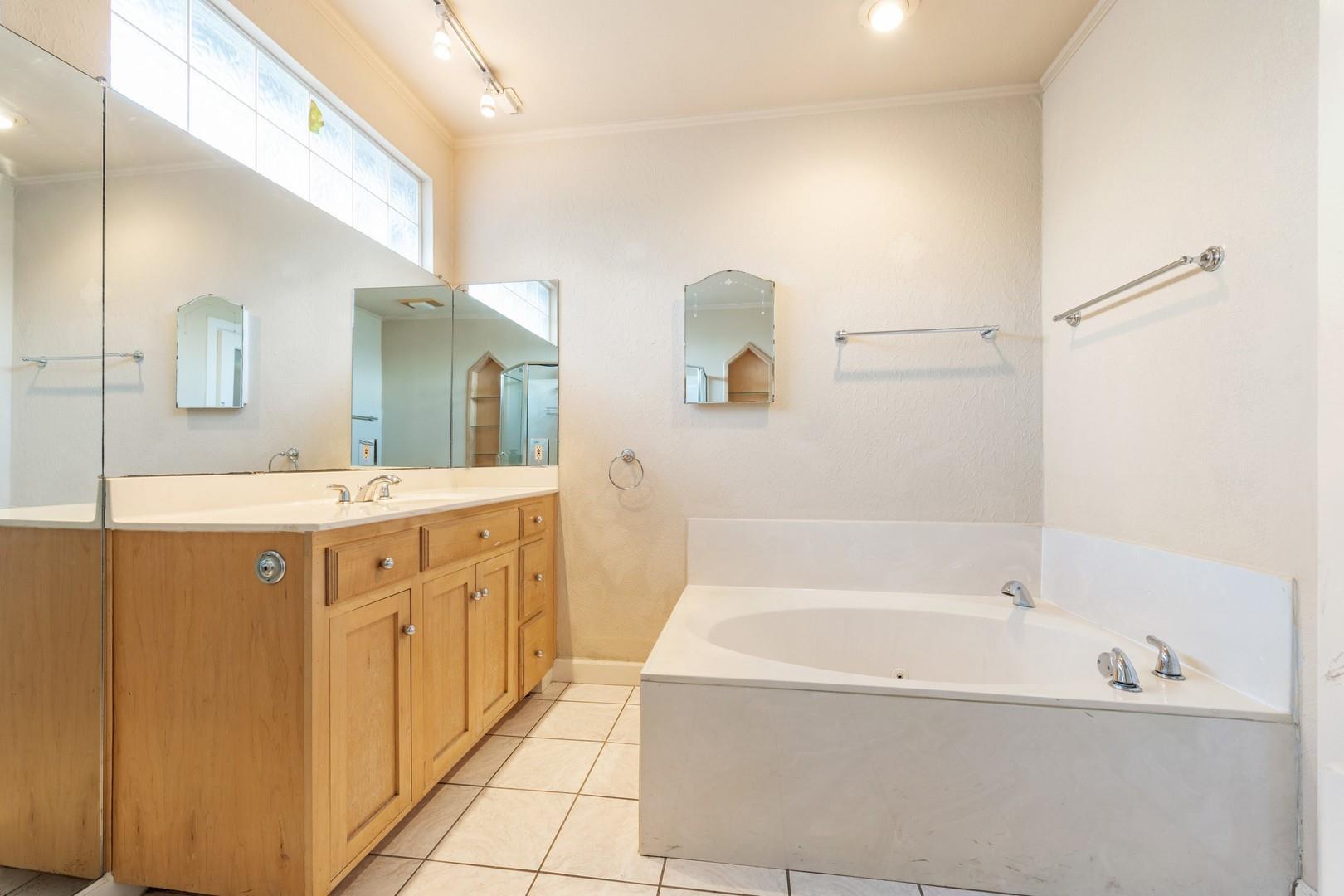 921 E 37 ST Unit: A&B