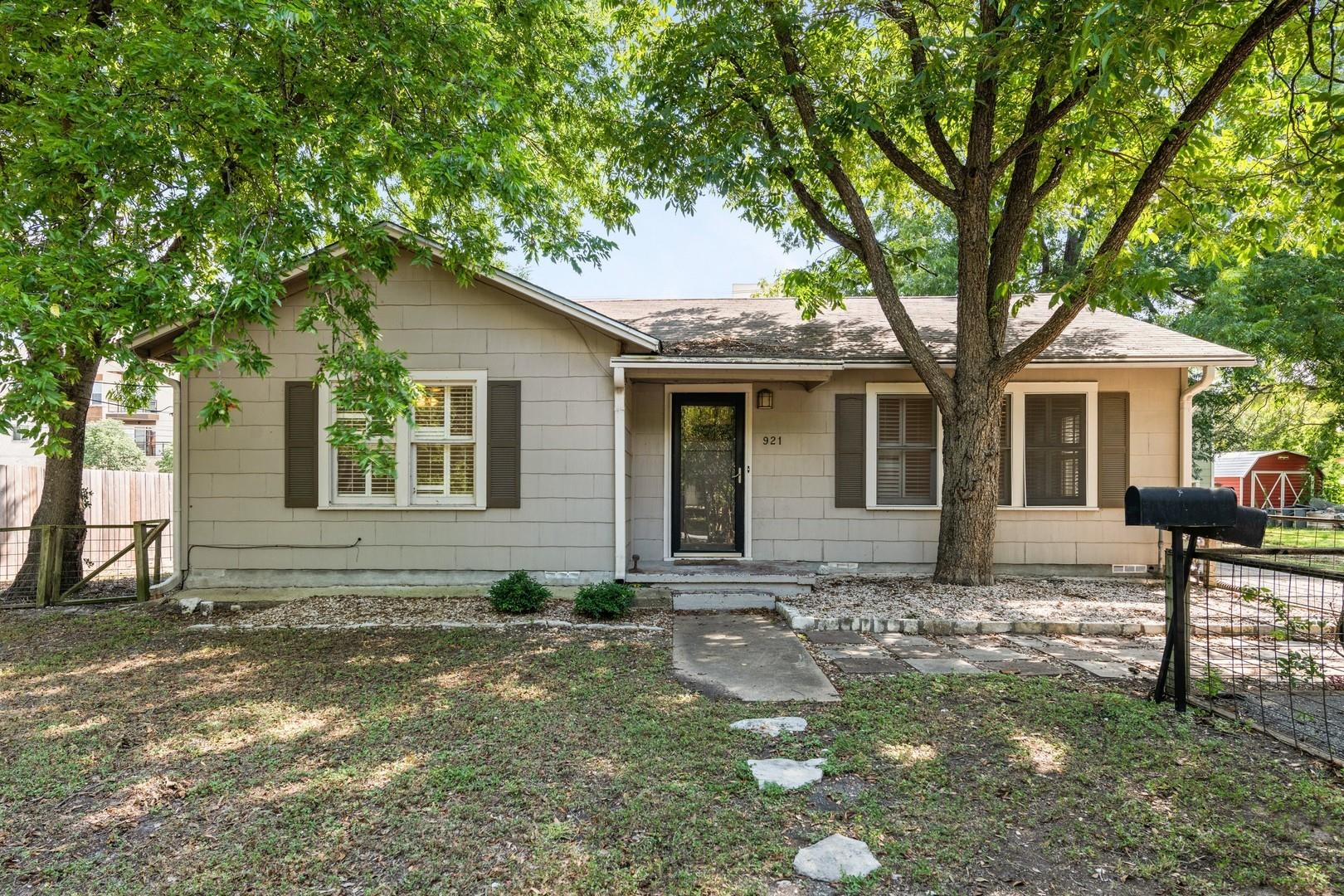 921 E 37 ST Unit: A&B