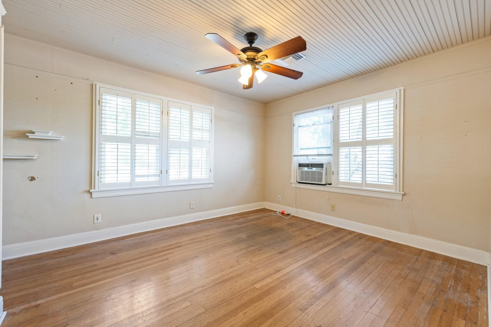 921 E 37 ST Unit: A&B