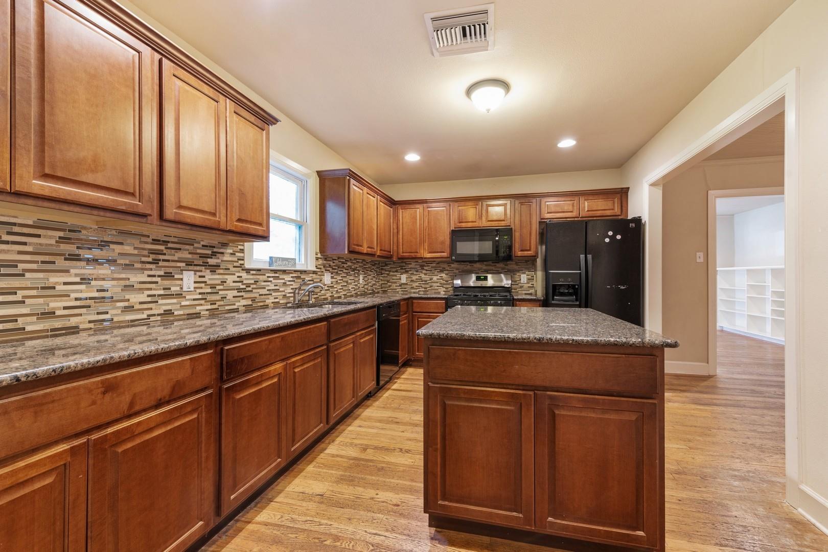 921 E 37 ST Unit: A&B
