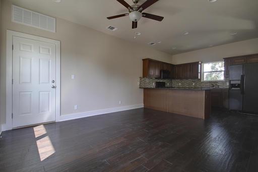 921 E 37 ST Unit: A&B