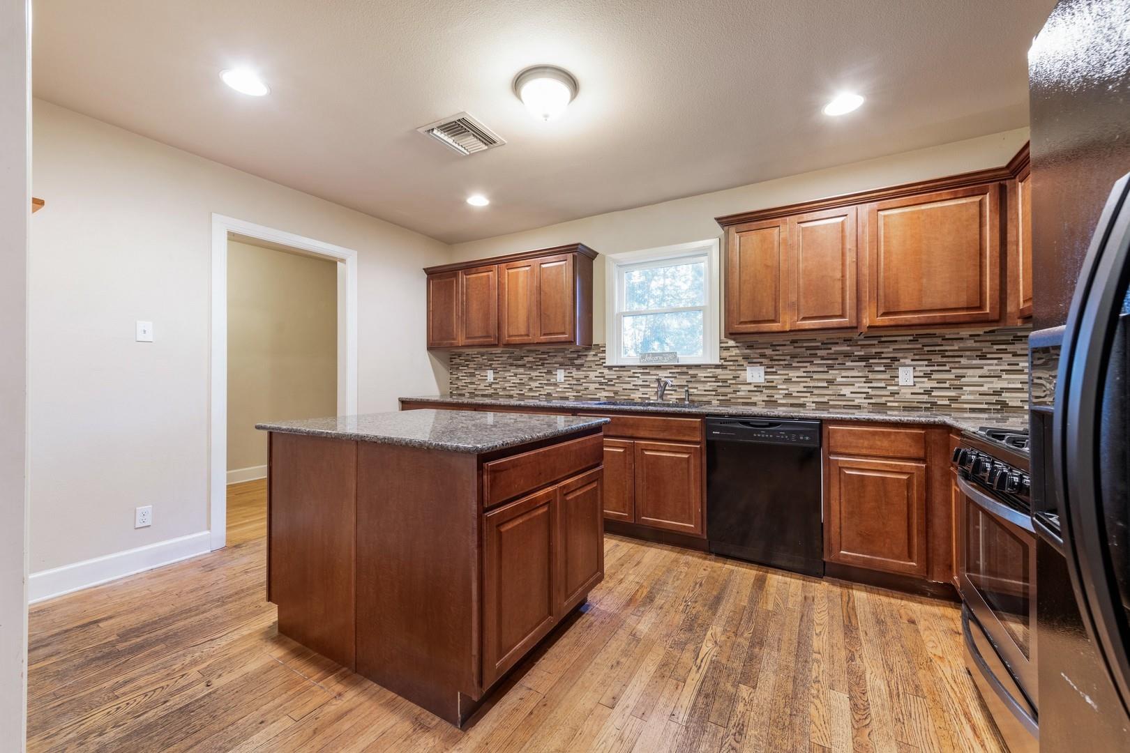 921 E 37 ST Unit: A&B