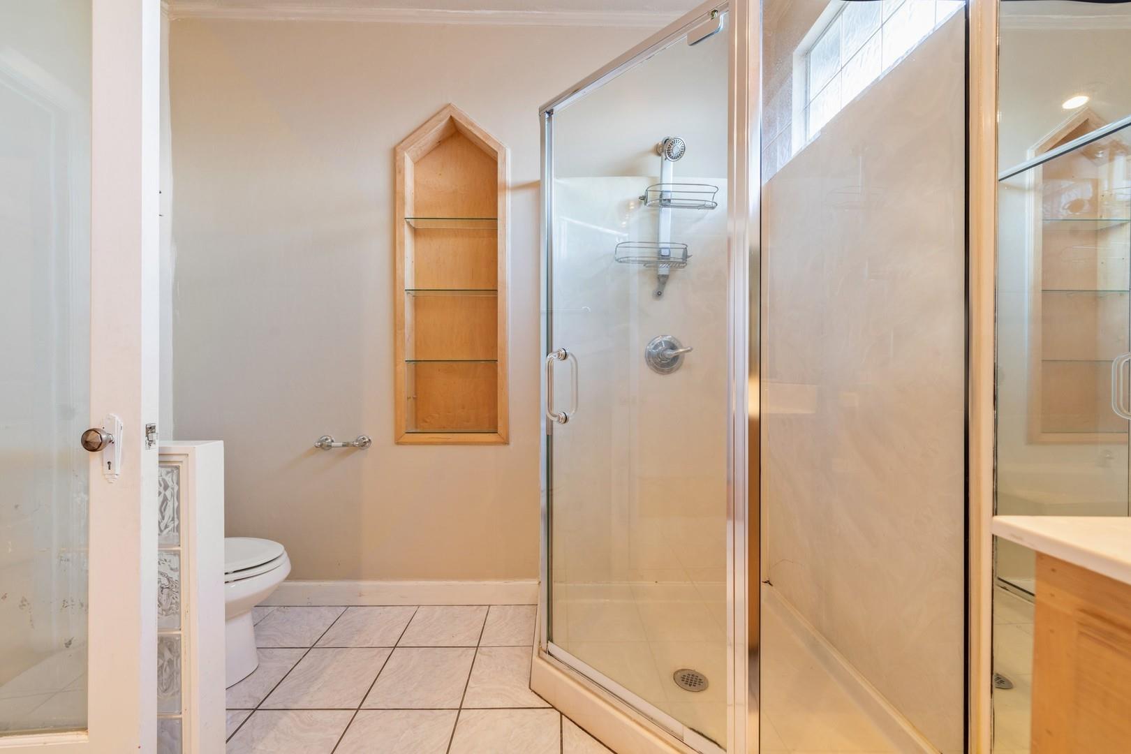 921 E 37 ST Unit: A&B