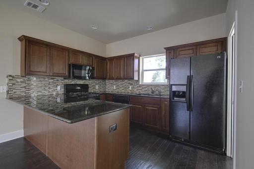 921 E 37 ST Unit: A&B