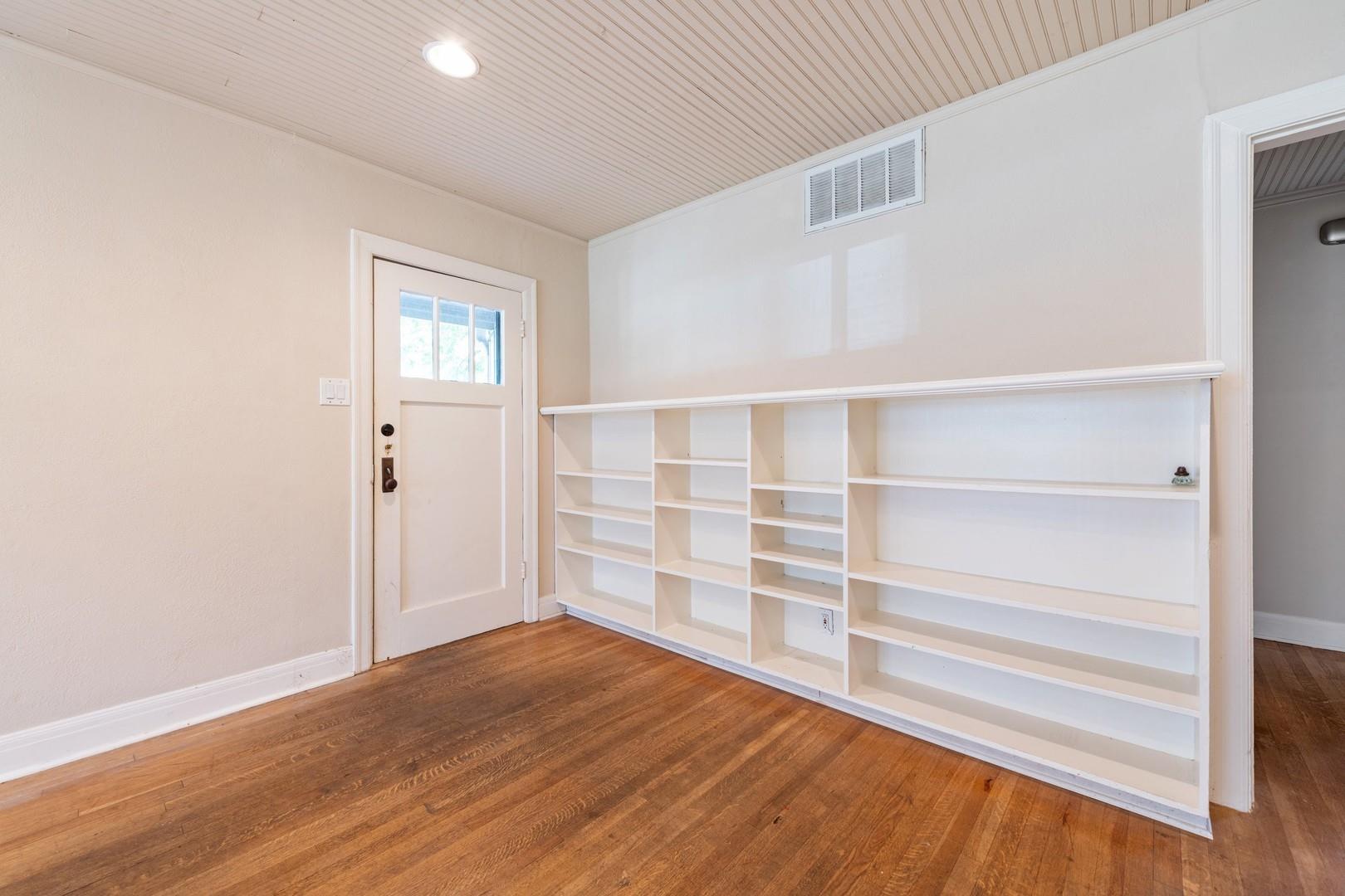 921 E 37 ST Unit: A&B