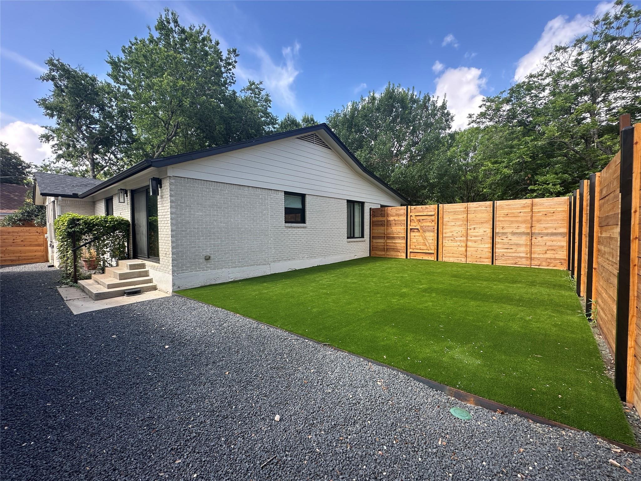 4711 Fairview DR
