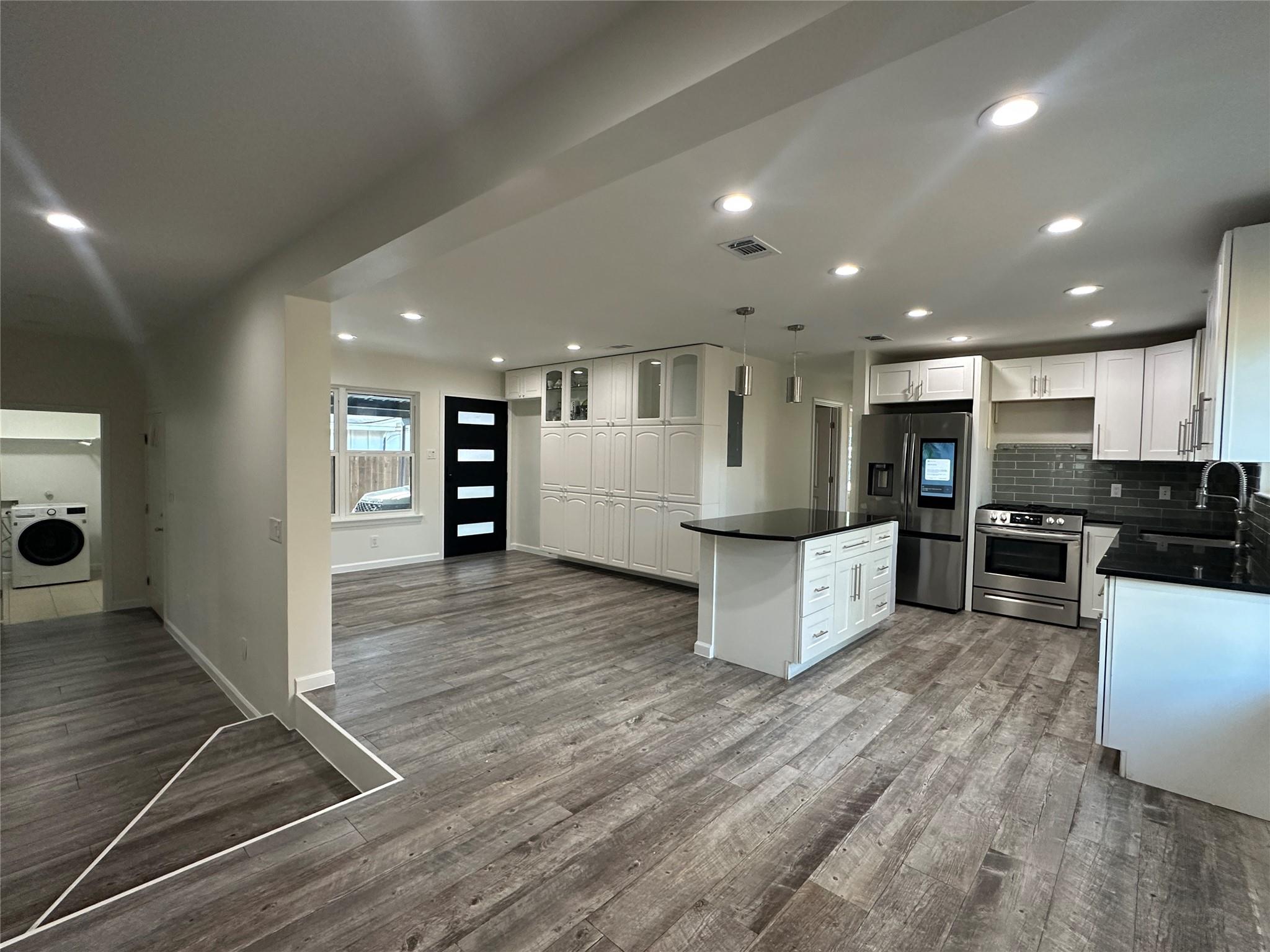 908 Plateau CIR