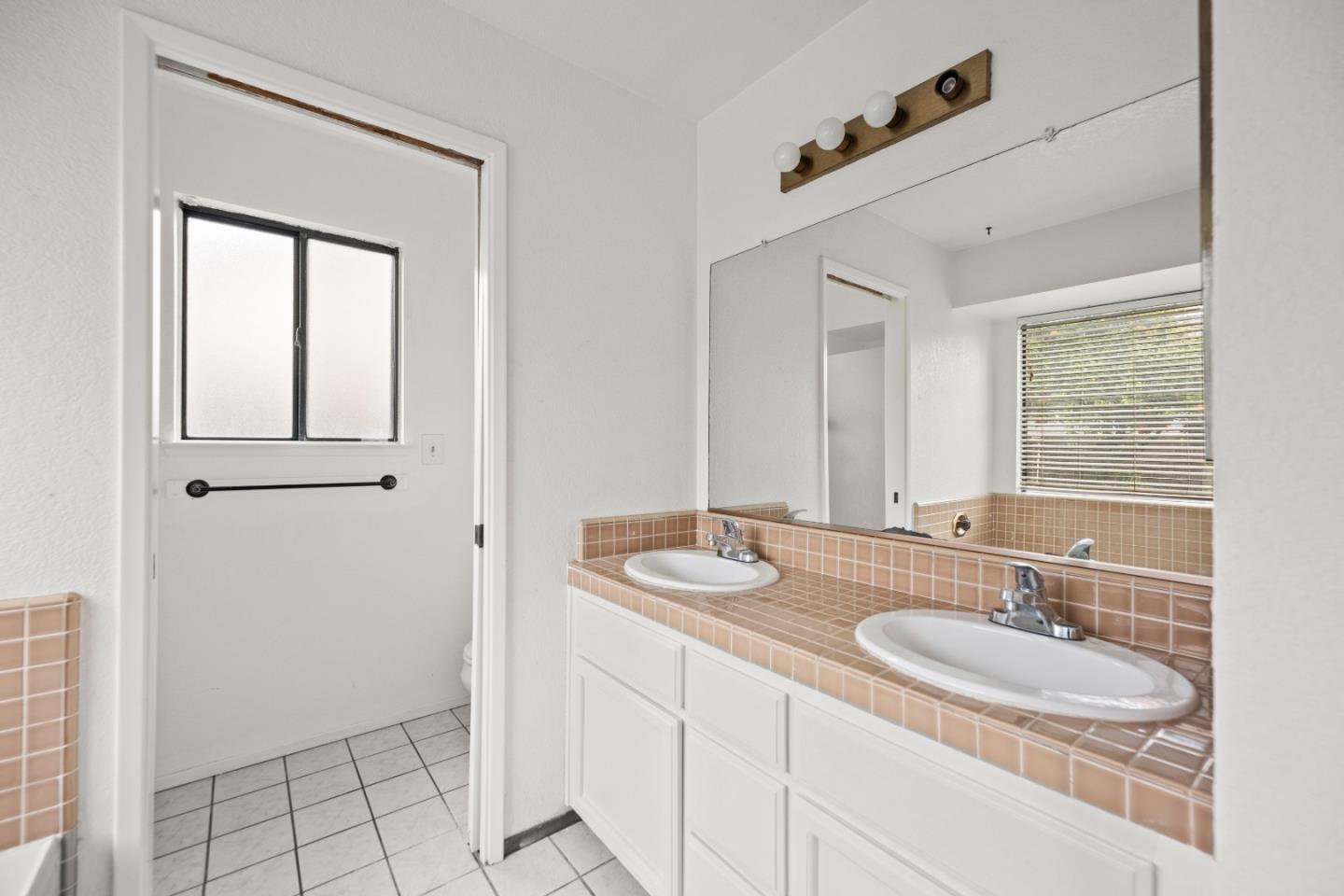 909 N Rosemore Avenue