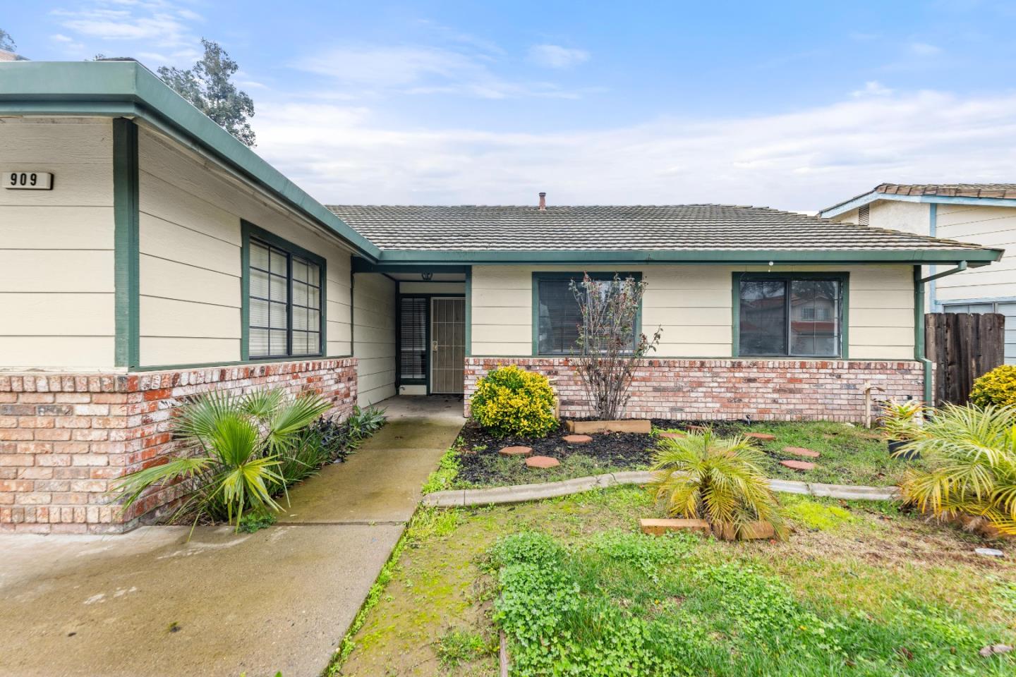 909 N Rosemore Avenue