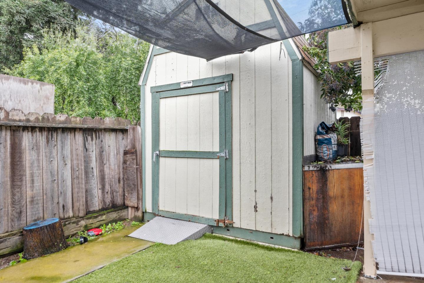 909 N Rosemore Avenue