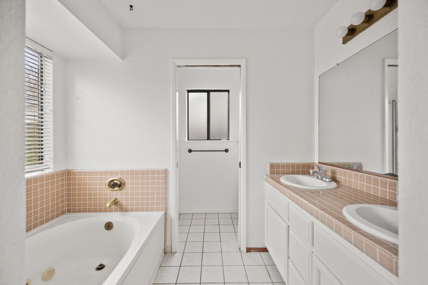 909 N Rosemore Avenue