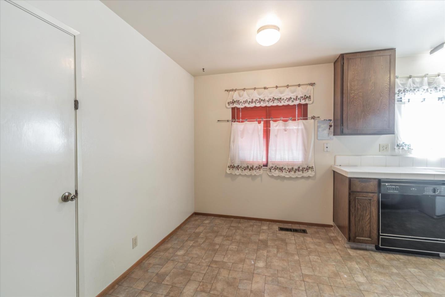 880 Gellert BLVD